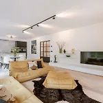 Huswell - Modern 3-Bedroom Apartment With Family-Friendly Touches