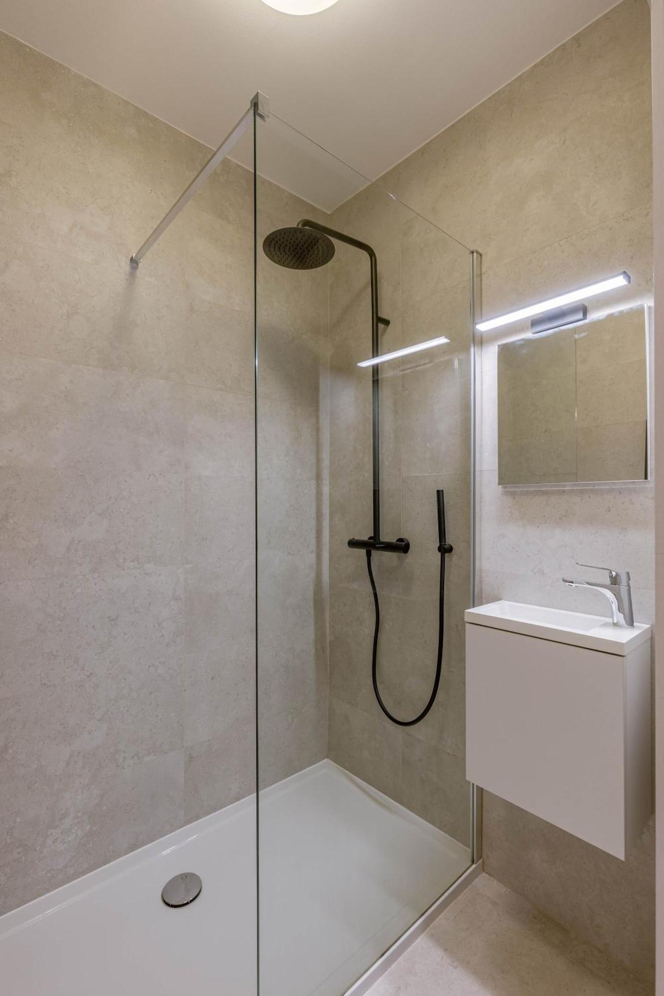 Huswell - Modern 3-bedroom With Family-friendly Touches Appartement *